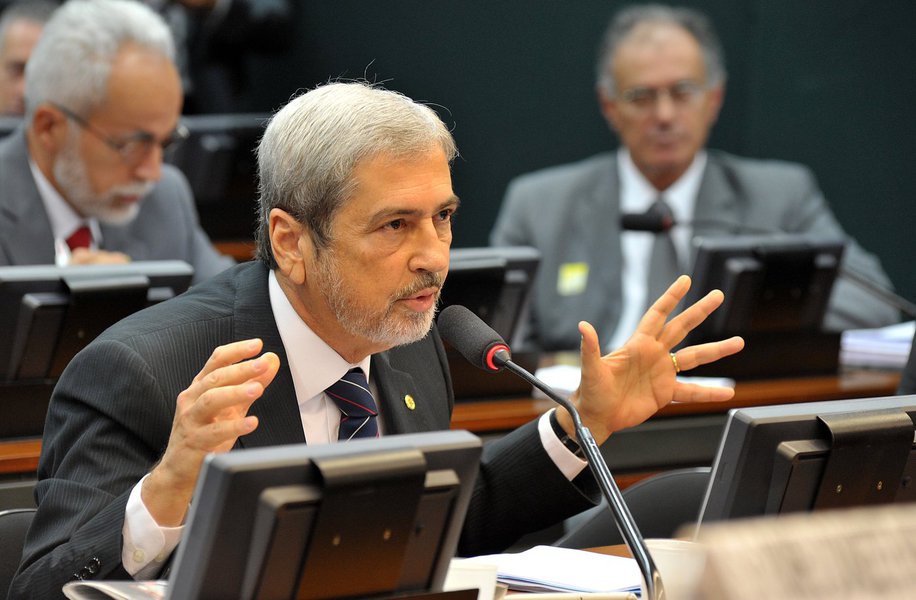 Líder do PSDB na Câmara, Antonio Imbassahy, considerou "vergonhoso" o encerramento dos trabalhos da CPMI da Petrobras, com a aprovação do "relatório chapa-branca" elaborado pelo deputado Marco Maia; "Os aliados da presidente Dilma não queriam nem que a reunião de hoje, quinta-feira, 18, acontecesse. O objetivo deles era enterrar a CPI sem um relatório para não causar nenhum constrangimento ao Palácio do Planalto", reclama o tucano (Foto: Romulo Faro) Líder do PSDB na Câmara, Antonio Imbassahy, considerou "vergonhoso" o encerramento dos trabalhos da CPMI da Petrobras, com a aprovação do "relatório chapa-branca" elaborado pelo deputado Marco Maia; "Os aliados da presidente Dilma não queriam nem que a reunião de hoje, quinta-feira, 18, acontecesse. O objetivo deles era enterrar a CPI sem um relatório para não causar nenhum constrangimento ao Palácio do Planalto", reclama o tucano