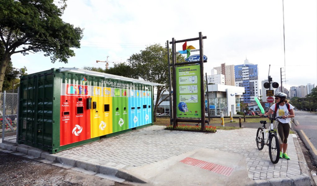 A Prefeitura de Curitiba inaugurou a primeira Estação de Sustentabilidade da cidade; localizada na esquina das ruas Flavio Dallegrave e Jovino do Rosário, na Regional Boa Vista, a estação é um local preparado para entrega voluntária de resíduos recicláveis por moradores da região; o novo modelo visa envolver os cidadãos na gestão dos resíduos sólidos, aperfeiçoar a coleta seletiva e criar mais um mecanismo de inclusão social, ao delegar a administração dos resíduos para associações de catadores (Foto: Leonardo Lucena) A Prefeitura de Curitiba inaugurou a primeira Estação de Sustentabilidade da cidade; localizada na esquina das ruas Flavio Dallegrave e Jovino do Rosário, na Regional Boa Vista, a estação é um local preparado para entrega voluntária de resíduos recicláveis por moradores da região; o novo modelo visa envolver os cidadãos na gestão dos resíduos sólidos, aperfeiçoar a coleta seletiva e criar mais um mecanismo de inclusão social, ao delegar a administração dos resíduos para associações de catadores