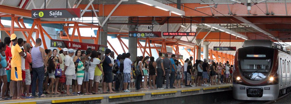 A CCR Metrô Bahia fechou o mês de março com novo recorde de passageiros; apenas ontem (31), foram 31.258 passageiros, entre às 8h e 18h, no trecho Lapa-Retiro; atualmente a média diária de passageiros em dias úteis é de 28,7 mil; comparada à média diária de fevereiro, a atual é aproximadamente 10% maior; desde o início da operação assistida, em 11 de junho de 2014, foram transportados 4,2 milhões de passageiros (Foto: Romulo Faro) A CCR Metrô Bahia fechou o mês de março com novo recorde de passageiros; apenas ontem (31), foram 31.258 passageiros, entre às 8h e 18h, no trecho Lapa-Retiro; atualmente a média diária de passageiros em dias úteis é de 28,7 mil; comparada à média diária de fevereiro, a atual é aproximadamente 10% maior; desde o início da operação assistida, em 11 de junho de 2014, foram transportados 4,2 milhões de passageiros