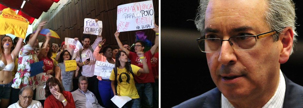Três dias depois de ter sido vaiado em São Paulo, presidente da Câmara é recebido aos gritos de "fora, Cunha" na abertura do fórum sobre reforma política na Assembleia Legislativa do Rio Grande do Sul; militantes que defendem a causa LGBT promoviam um "apitaço", e alguns integrantes do grupo entoavam gritos como "não, não me representa, não" e "Cunha, seu machista, tu és corrupto e ainda moralista" (Foto: Leonardo Lucena) Três dias depois de ter sido vaiado em São Paulo, presidente da Câmara é recebido aos gritos de "fora, Cunha" na abertura do fórum sobre reforma política na Assembleia Legislativa do Rio Grande do Sul; militantes que defendem a causa LGBT promoviam um "apitaço", e alguns integrantes do grupo entoavam gritos como "não, não me representa, não" e "Cunha, seu machista, tu és corrupto e ainda moralista"