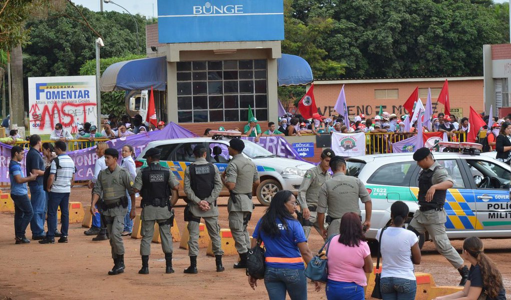 O campo da multinacional Bunge, em Luziânia (DF), no entorno de Brasília, foi ocupado por cerca de 800 mulheres ligadas a Via Campesina; "A Bunge é uma das transnacionais que representa o capital estrangeiro na agricultura e que atenta à vida de milhares de mulheres. Esse modelo não produz alimentos saudáveis, dificulta o acesso à terra das camponesas e está envenenando o povo brasileiro com o uso intensivo de agrotóxicos", diz integrante da direção nacional do MST, Lucimar Nascimento (Foto: Paulo Emílio) O campo da multinacional Bunge, em Luziânia (DF), no entorno de Brasília, foi ocupado por cerca de 800 mulheres ligadas a Via Campesina; "A Bunge é uma das transnacionais que representa o capital estrangeiro na agricultura e que atenta à vida de milhares de mulheres. Esse modelo não produz alimentos saudáveis, dificulta o acesso à terra das camponesas e está envenenando o povo brasileiro com o uso intensivo de agrotóxicos", diz integrante da direção nacional do MST, Lucimar Nascimento