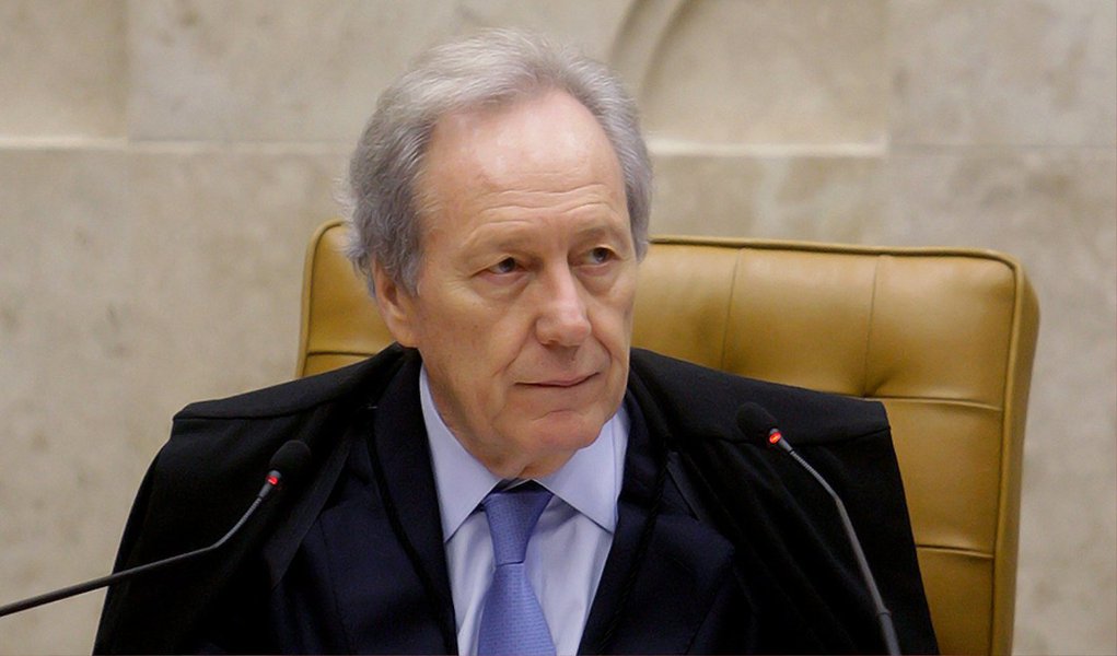 O presidente do STF, Ricardo Lewandowski, disse nesta sexta (13), em Belo Horizonte, que não é papel do Poder Judiciário opinar sobre manifestações pelo impeachment da presidente Dilma Rousseff; de acordo com ele, o Judiciário somente se manifesta nos autos de processos e não faz "especulações"; “O Judiciário não faz avaliações sobre questões políticas. Ele só se manifesta nos autos sobre processos. Portanto, é uma coisa que ainda está por vir e nós não fazemos especulações”, declarou (Foto: Valter Lima) O presidente do STF, Ricardo Lewandowski, disse nesta sexta (13), em Belo Horizonte, que não é papel do Poder Judiciário opinar sobre manifestações pelo impeachment da presidente Dilma Rousseff; de acordo com ele, o Judiciário somente se manifesta nos autos de processos e não faz "especulações"; “O Judiciário não faz avaliações sobre questões políticas. Ele só se manifesta nos autos sobre processos. Portanto, é uma coisa que ainda está por vir e nós não fazemos especulações”, declarou