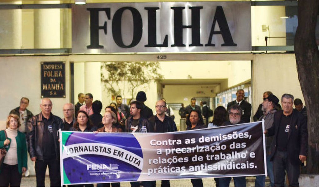 Cerca de 30 jornalistas vestidos de preto se reuniram no auditório do Sindicato dos Jornalistas do Estado de São Paulo e saíram em passeata até a sede do jornal Folha de São Paulo, nesta sexta (8); a manifestação faz parte de um ato nacional contra demissões, precarização das relações de trabalho e práticas antissindicais; só no primeiro trimestre de 2015, 191 jornalistas foram demitidos na Grande São Paulo (Foto: Valter Lima) Cerca de 30 jornalistas vestidos de preto se reuniram no auditório do Sindicato dos Jornalistas do Estado de São Paulo e saíram em passeata até a sede do jornal Folha de São Paulo, nesta sexta (8); a manifestação faz parte de um ato nacional contra demissões, precarização das relações de trabalho e práticas antissindicais; só no primeiro trimestre de 2015, 191 jornalistas foram demitidos na Grande São Paulo