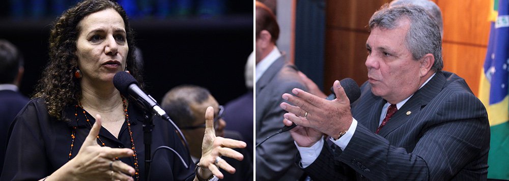 Em confronto sobre a votação das MPs 664 e 665, deputado Alberto Fraga (DEM-DF) disse à deputada Jandira Feghali (PCdoB-RJ) que “a mulher que participa da política como homem e fala como homem, também tem que apanhar como homem”; briga ocorreu porque Jandira acusou o deputado Roberto Freire (PPS-SP) de ter batido nas costas do comunista Orlando Silva (SP) e de ter empurrado seu braço; pelo Facebook, parlamentar disse que vai acionar judicialmente Fraga "pela apologia inaceitável" (Foto: Roberta Namour) Em confronto sobre a votação das MPs 664 e 665, deputado Alberto Fraga (DEM-DF) disse à deputada Jandira Feghali (PCdoB-RJ) que “a mulher que participa da política como homem e fala como homem, também tem que apanhar como homem”; briga ocorreu porque Jandira acusou o deputado Roberto Freire (PPS-SP) de ter batido nas costas do comunista Orlando Silva (SP) e de ter empurrado seu braço; pelo Facebook, parlamentar disse que vai acionar judicialmente Fraga "pela apologia inaceitável"