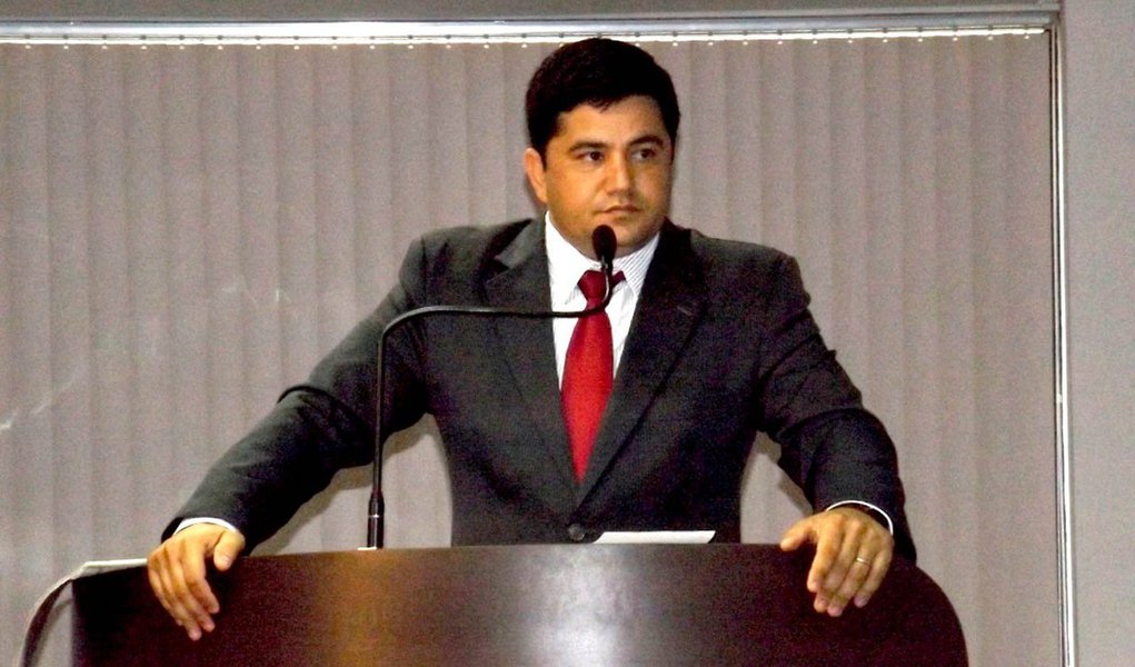 Vereador de Palmas Rogério Freitas (PMDB) e sua família sofreram grave acidente de automóvel nesta segunda-feira, 15, na BR-153, próximo à cidade de Uruaçu (GO); eles seguiam para o velório da avó de Rogério quando acidente, de causas ainda não divulgadas, ocorreu; pais do vereador, José Maria Leda Barros e Estela Rita de Freitas Barrose, morreram; filha de Rogério Freitas, Stela Caldeira, sofreu trauma abdominal, craniano e fratura bilateral dos fêmures; seu estado é grave; Rogério sobreu concussão cerebral e fraturas na perna e braço direitos; vereador foi eleito presidente da Câmara de Palmas e assume o mandato em 1º de janeiro (Foto: Aquiles Lins) Vereador de Palmas Rogério Freitas (PMDB) e sua família sofreram grave acidente de automóvel nesta segunda-feira, 15, na BR-153, próximo à cidade de Uruaçu (GO); eles seguiam para o velório da avó de Rogério quando acidente, de causas ainda não divulgadas, ocorreu; pais do vereador, José Maria Leda Barros e Estela Rita de Freitas Barrose, morreram; filha de Rogério Freitas, Stela Caldeira, sofreu trauma abdominal, craniano e fratura bilateral dos fêmures; seu estado é grave; Rogério sobreu concussão cerebral e fraturas na perna e braço direitos; vereador foi eleito presidente da Câmara de Palmas e assume o mandato em 1º de janeiro