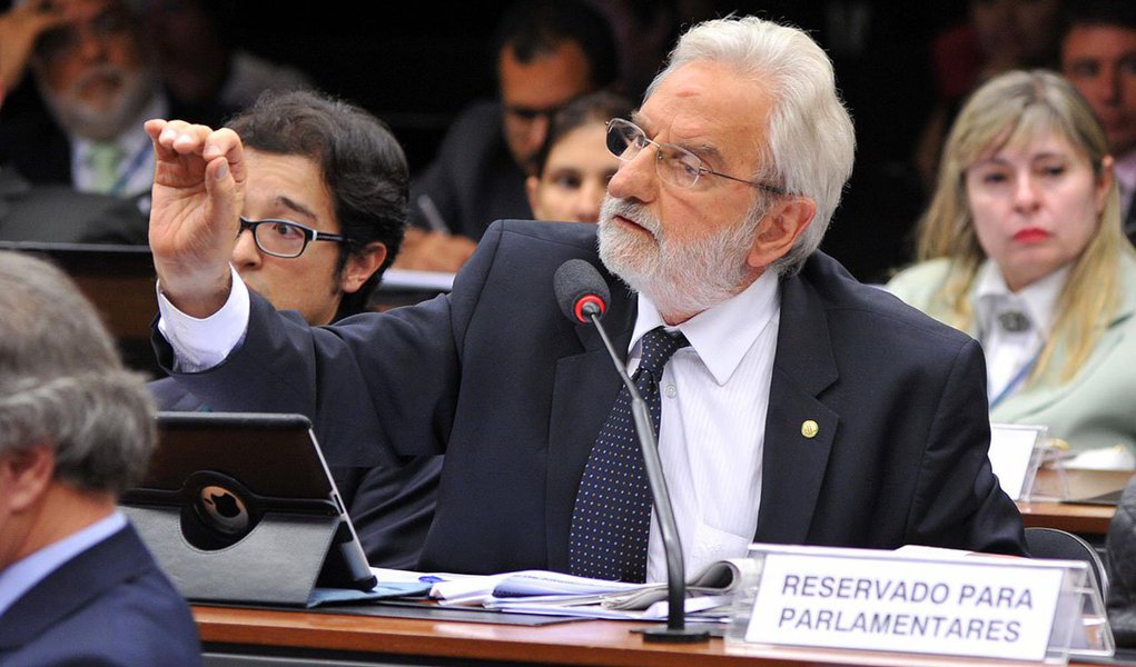 Integrante da CPI da Petrobras, deputado federal pelo PSOL-SP critica a presença de parlamentares que receberam doações de empreiteiras da Lava Jato na Comissão e diz que "nas ruas e nas redes sociais, a bandeira para enfrentar a corrupção é o fim do financiamento empresarial para os partidos e campanhas"; "Sem isso, eterniza-se o jogo do poder econômico e do desvio de recursos públicos. Ninguém quer reforma política de araque e no escurinho do cinema" (Foto: Roberta Namour) Integrante da CPI da Petrobras, deputado federal pelo PSOL-SP critica a presença de parlamentares que receberam doações de empreiteiras da Lava Jato na Comissão e diz que "nas ruas e nas redes sociais, a bandeira para enfrentar a corrupção é o fim do financiamento empresarial para os partidos e campanhas"; "Sem isso, eterniza-se o jogo do poder econômico e do desvio de recursos públicos. Ninguém quer reforma política de araque e no escurinho do cinema"