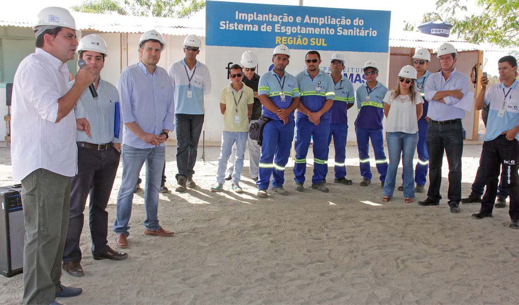 Prefeito Carlos Amastha (PP) e integrantes da Foz Saneatins participaram nesta terça-feira, 9, do lançamento das obras de Estação de Tratamento de Esgoto (ETE) do Jardim Taquari, na região sul da Capital; junto com as ETEs dos setores Santa Bárbara e Santa Fé, que já estão em fase de finalização, as ações beneficiarão cerca de 100 mil habitantes da região Sul; "A população atendida terá um salto na qualidade de vida, sobretudo na área da saúde, pois a cada um real gasto com saneamento, são economizados seis reais na saúde e que as crianças que moram em quadras que contam com estes serviços rendem 18% a mais na educação e isto coloca Palmas no limiar de uma cidade desenvolvida", pontuou o prefeito; investimentos são da ordem de R$ 240 milhões (Foto: Aquiles Lins) Prefeito Carlos Amastha (PP) e integrantes da Foz Saneatins participaram nesta terça-feira, 9, do lançamento das obras de Estação de Tratamento de Esgoto (ETE) do Jardim Taquari, na região sul da Capital; junto com as ETEs dos setores Santa Bárbara e Santa Fé, que já estão em fase de finalização, as ações beneficiarão cerca de 100 mil habitantes da região Sul; "A população atendida terá um salto na qualidade de vida, sobretudo na área da saúde, pois a cada um real gasto com saneamento, são economizados seis reais na saúde e que as crianças que moram em quadras que contam com estes serviços rendem 18% a mais na educação e isto coloca Palmas no limiar de uma cidade desenvolvida", pontuou o prefeito; investimentos são da ordem de R$ 240 milhões