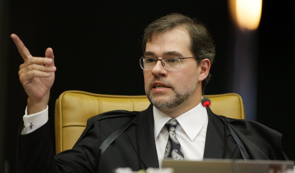 "Eleições concluídas são, para o poder Judiciário Eleitoral, uma página virada. Não haverá terceiro turno na Justiça Eleitoral. Que os especuladores se calem. Não há espaço. Já conversei com a corte e é esta a posição inclusive de nosso corregedor geral eleitoral", afirmou o presidente do TSE, ministro Dias Toffoli, após o discurso de diplomação da presidente Dilma Rousseff na noite desta quinta (18) (Foto: Valter Lima) "Eleições concluídas são, para o poder Judiciário Eleitoral, uma página virada. Não haverá terceiro turno na Justiça Eleitoral. Que os especuladores se calem. Não há espaço. Já conversei com a corte e é esta a posição inclusive de nosso corregedor geral eleitoral", afirmou o presidente do TSE, ministro Dias Toffoli, após o discurso de diplomação da presidente Dilma Rousseff na noite desta quinta (18)