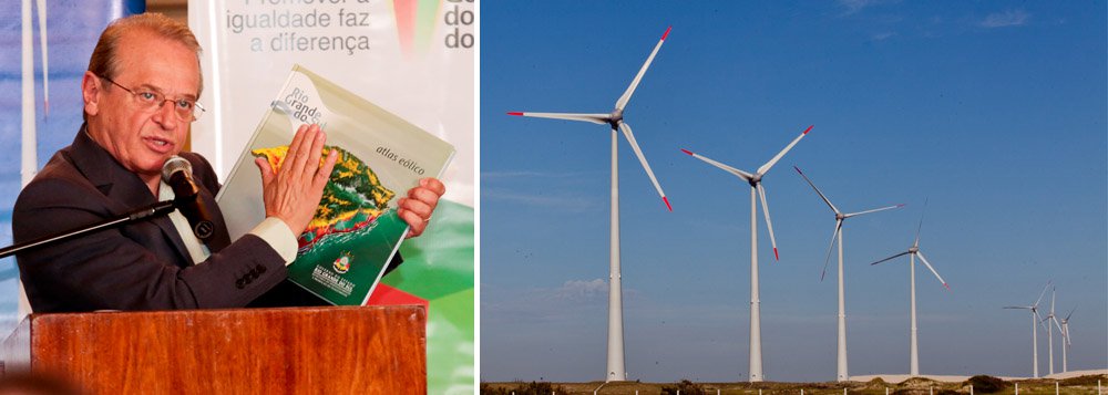 Um panorama atualizado do potencial gaúcho de produção de energia a partir de fonte eólica foi lançado no Palácio Piratini, com a presença do governador Tarso Genro (PT); medições realizadas em 70 torres evidenciaram que, com ventos maiores ou iguais a 7m/s, o potencial gaúcho é de 102,3 GW à altura de 100 metros e de 245,3 GW extrapolado para a altura de 150 metros; "Está consubstanciada uma política de extrema importância para o Rio Grande do Sul. Este trabalho mudou completamente a perspectiva econômica desenvolvimentista industrial do Estado", disse (Foto: Leonardo Lucena) Um panorama atualizado do potencial gaúcho de produção de energia a partir de fonte eólica foi lançado no Palácio Piratini, com a presença do governador Tarso Genro (PT); medições realizadas em 70 torres evidenciaram que, com ventos maiores ou iguais a 7m/s, o potencial gaúcho é de 102,3 GW à altura de 100 metros e de 245,3 GW extrapolado para a altura de 150 metros; "Está consubstanciada uma política de extrema importância para o Rio Grande do Sul. Este trabalho mudou completamente a perspectiva econômica desenvolvimentista industrial do Estado", disse