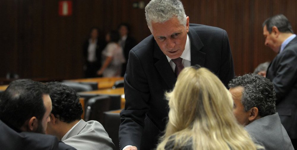 Rogério Correia ressaltou que, quanto às mudanças na administração estadual aprovadas na reforma administrativa proposta pela nova gestão, a prioridade é por realizar mudanças que tornem mais eficaz a gestão do estado, para fazer com que seja maior a qualidade dos serviços oferecidos à população; Na mesma sessão, foi aprovada a medida que altera a Lei Complementar 100, tornando os funcionários – que foram efetivados como servidores estaduais sem a realização de concurso público – designados, caso haja exoneração nos quadros do estado (Foto: Luis Mauro Queiroz) Rogério Correia ressaltou que, quanto às mudanças na administração estadual aprovadas na reforma administrativa proposta pela nova gestão, a prioridade é por realizar mudanças que tornem mais eficaz a gestão do estado, para fazer com que seja maior a qualidade dos serviços oferecidos à população; Na mesma sessão, foi aprovada a medida que altera a Lei Complementar 100, tornando os funcionários – que foram efetivados como servidores estaduais sem a realização de concurso público – designados, caso haja exoneração nos quadros do estado