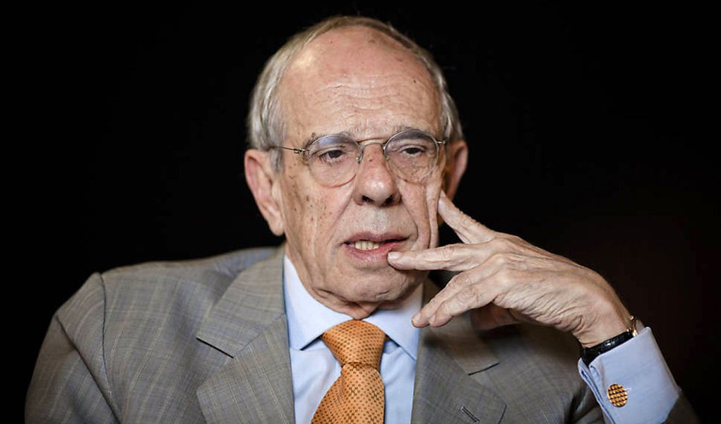 Faleceu, nesta quinta-feira, o ex-ministro da Justiça Marcio Thomaz Bastos, que estava sob tratamento de descompensação de fibrose pulmonar; ele estava internado no Sírio-Libanês e vinha conduzindo a defesa de duas empreiteiras envolvidas na Operação Lava-Jato: a Odebrecht e a Camargo Corrêa; antes de morrer, ele tentou um acordo de leniência entre as empreiteiras e a Justiça Federal, que foi rejeitado pelo Ministério Público (Foto: Leonardo Attuch) www.brasil247.com - Faleceu, nesta quinta-feira, o ex-ministro da Justiça Marcio Thomaz Bastos, que estava sob tratamento de descompensação de fibrose pulmonar; ele estava internado no Sírio-Libanês e vinha conduzindo a defesa de duas empreiteiras envolvidas na Operação Lava-Jato: a Odebrecht e a Camargo Corrêa; antes de morrer, ele tentou um acordo de leniência entre as empreiteiras e a Justiça Federal, que foi rejeitado pelo Ministério Público