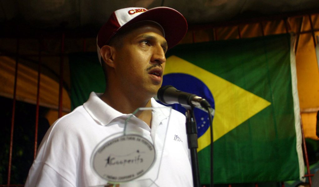 O rapper Mano Brown, do grupo Racionais MC's, foi detido na tarde desta segunda (6) na Zona Sul de São Paulo; segundo a Polícia Militar, ele foi detido por desobediência, desacato e resistência; o advogado do rapper, Rafael Ornaghi, disse que ele irá assinar um termo circunstanciado e será liberado em seguida; segundo ele, Mano Brown foi “levemente agredido” durante a abordagem e discutiu com os policiais, por isso acabou conduzido para a delegacia (Foto: Valter Lima) O rapper Mano Brown, do grupo Racionais MC's, foi detido na tarde desta segunda (6) na Zona Sul de São Paulo; segundo a Polícia Militar, ele foi detido por desobediência, desacato e resistência; o advogado do rapper, Rafael Ornaghi, disse que ele irá assinar um termo circunstanciado e será liberado em seguida; segundo ele, Mano Brown foi “levemente agredido” durante a abordagem e discutiu com os policiais, por isso acabou conduzido para a delegacia