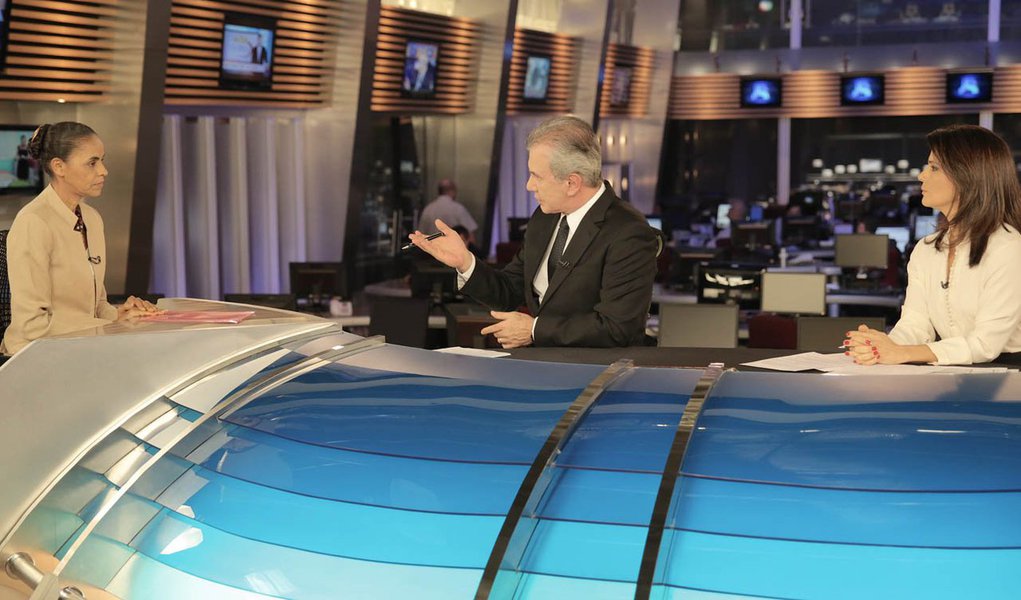 Em entrevista ao Jornal da Record, na noite desta segunda-feira, presidenciável pelo PSB defende que sua postura não é incoerente ao condenar o PT por denúncias de corrupção contra a Petrobras e criticar "segunda morte" de Eduardo Campos, também citado por Paulo Roberto Costa, "por leviandade"; "Nós queremos a verdade. Isso não tem nada a ver com dois pesos e duas medidas. Dois pesos e duas medidas é querer se promover a custa de escândalo" (Foto: Gisele Federicce) Em entrevista ao Jornal da Record, na noite desta segunda-feira, presidenciável pelo PSB defende que sua postura não é incoerente ao condenar o PT por denúncias de corrupção contra a Petrobras e criticar "segunda morte" de Eduardo Campos, também citado por Paulo Roberto Costa, "por leviandade"; "Nós queremos a verdade. Isso não tem nada a ver com dois pesos e duas medidas. Dois pesos e duas medidas é querer se promover a custa de escândalo"