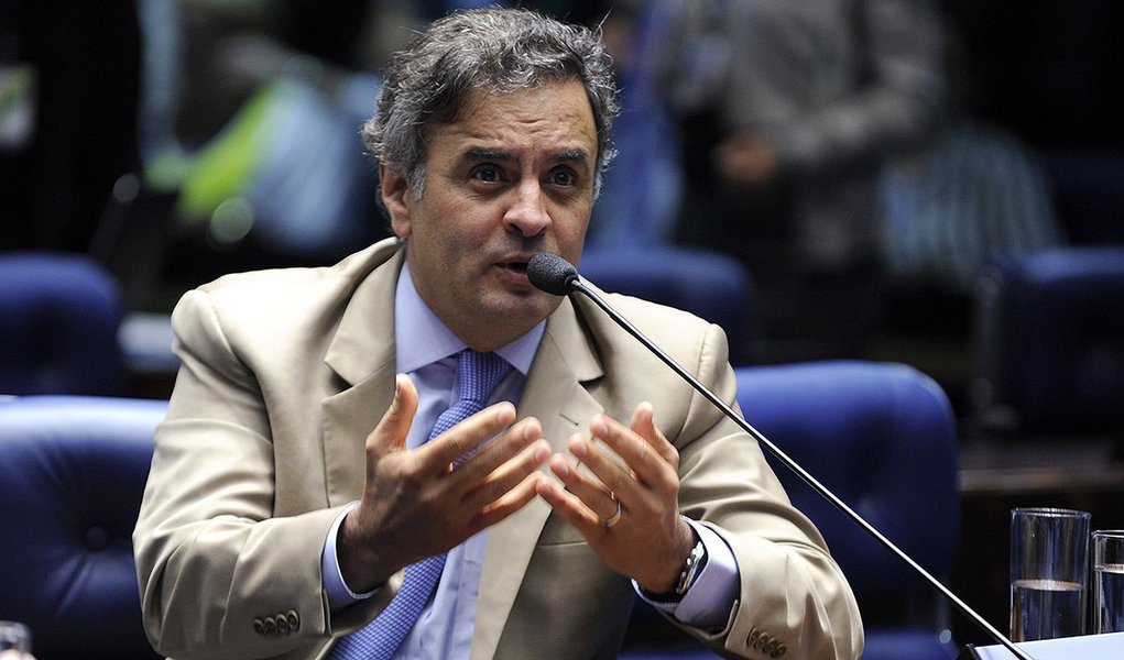 "Novamente a presidente Dilma Rousseff falta com a verdade ao se dirigir aos brasileiros", diz o presidente do PSDB, Aécio Neves, em nota; "Inventa bodes expiatórios, terceiriza responsabilidades que são exclusivamente do governo dela e fornece um enredo irreal à população"; segundo ele, "os brasileiros percebem, mais uma vez, o abismo que separa a realidade pintada no pronunciamento oficial e aquela vivida nas ruas e cidades do nosso país"; "os brasileiros estão irritados e preocupados. E sabem bem com o quê e com quem"; citado por Alberto Youssef como beneficiário de um esquema em Furnas, Aécio teve seu caso arquivado, mas ainda pode ser reaberto (Foto: Roberta Namour) "Novamente a presidente Dilma Rousseff falta com a verdade ao se dirigir aos brasileiros", diz o presidente do PSDB, Aécio Neves, em nota; "Inventa bodes expiatórios, terceiriza responsabilidades que são exclusivamente do governo dela e fornece um enredo irreal à população"; segundo ele, "os brasileiros percebem, mais uma vez, o abismo que separa a realidade pintada no pronunciamento oficial e aquela vivida nas ruas e cidades do nosso país"; "os brasileiros estão irritados e preocupados. E sabem bem com o quê e com quem"; citado por Alberto Youssef como beneficiário de um esquema em Furnas, Aécio teve seu caso arquivado, mas ainda pode ser reaberto
