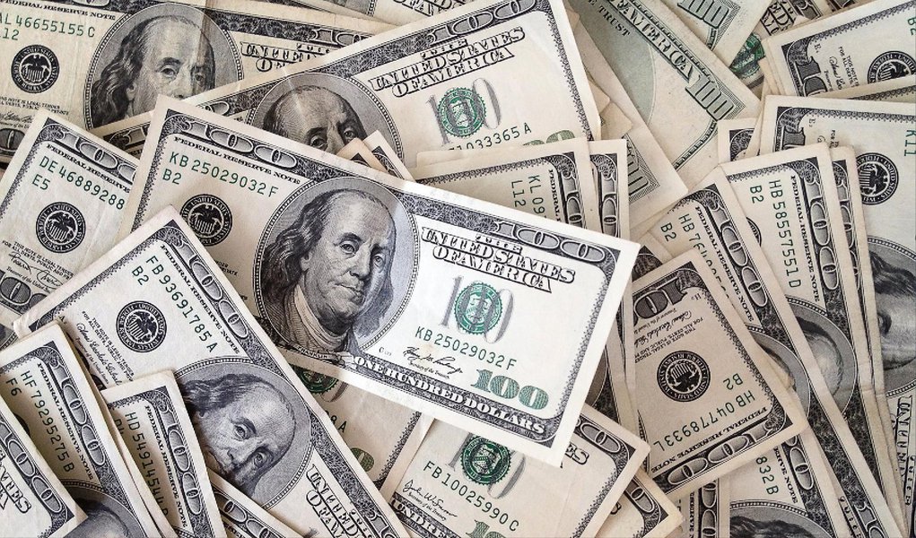 A moeda norte-americana fechou em alta de 2,31% nesta segunda-feira 11, a R$ 3,0525 na venda; segundo dados da BM&FBovespa, o giro financeiro ficou em torno de 947 milhões de dólares (Foto: Gisele Federicce) A moeda norte-americana fechou em alta de 2,31% nesta segunda-feira 11, a R$ 3,0525 na venda; segundo dados da BM&FBovespa, o giro financeiro ficou em torno de 947 milhões de dólares