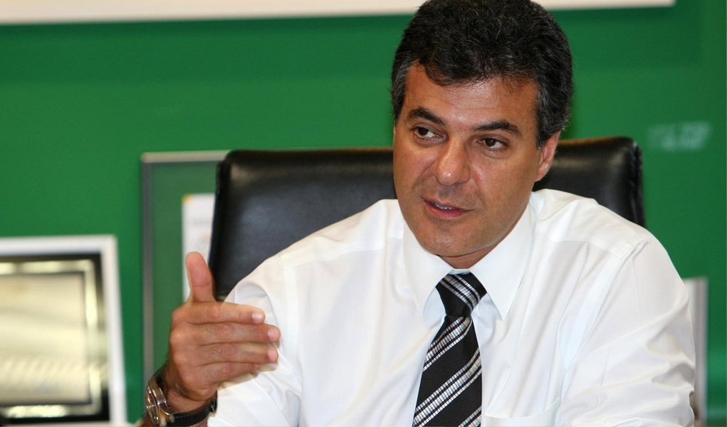"Será que os defensores da redução da carga tributária vão chiar? Será que o pessoal do “Custo Brasil” vai lançar o “Custo Paraná”? Pois a partir de hoje, o imposto pago por todo mundo, na mesma alíquota para qualquer um – pobre ou rico – no Paraná ficou 50% maior. O ICMS de 95 mil produtos passou de 12% para 18%, uma vez e meia maior", afirma o jornalista Fernando Brito, do Tijolaço; tarifaço proposto pelo governador Beto Richa (PSDB) foi aprovado pelos deputados no dia 9 de dezembro, em uma sessão tumultuada, que durou cerca de dez horas e só terminou às 23h40, denimonado de “tratoraço” (Foto: Valter Lima) "Será que os defensores da redução da carga tributária vão chiar? Será que o pessoal do “Custo Brasil” vai lançar o “Custo Paraná”? Pois a partir de hoje, o imposto pago por todo mundo, na mesma alíquota para qualquer um – pobre ou rico – no Paraná ficou 50% maior. O ICMS de 95 mil produtos passou de 12% para 18%, uma vez e meia maior", afirma o jornalista Fernando Brito, do Tijolaço; tarifaço proposto pelo governador Beto Richa (PSDB) foi aprovado pelos deputados no dia 9 de dezembro, em uma sessão tumultuada, que durou cerca de dez horas e só terminou às 23h40, denimonado de “tratoraço”