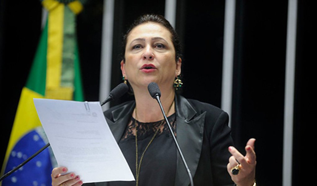 Blog Amigos do Presidente Lula defendeu neste domingo, 23, a legitimidade da senadora Kátia Abreu (PMDB) assumir o Ministério da Agricultura; apesar das diversas manifestações contrárias de movimentos sociais, como o MST, e de setores do PT e do próprio PMDB, para os amigos de Lula, a militância petista e de esquerda em geral precisa "olhar também racionalmente as estratégias políticas"; "Compor ministérios é mais ou menos como mexer peças num tabuleiro de xadrez. Tem que olhar o efeito no tabuleiro inteiro. E olhando a disposição do tabuleiro todo, a senadora é uma boa mexida, considerando ser especificamente para este ministério"; confira íntegra (Foto: Aquiles Lins) Blog Amigos do Presidente Lula defendeu neste domingo, 23, a legitimidade da senadora Kátia Abreu (PMDB) assumir o Ministério da Agricultura; apesar das diversas manifestações contrárias de movimentos sociais, como o MST, e de setores do PT e do próprio PMDB, para os amigos de Lula, a militância petista e de esquerda em geral precisa "olhar também racionalmente as estratégias políticas"; "Compor ministérios é mais ou menos como mexer peças num tabuleiro de xadrez. Tem que olhar o efeito no tabuleiro inteiro. E olhando a disposição do tabuleiro todo, a senadora é uma boa mexida, considerando ser especificamente para este ministério"; confira íntegra