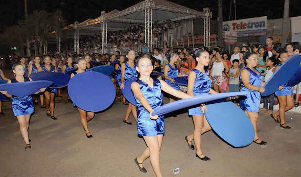 Cerca de 650 estudantes da rede estadual e 750 da rede municipal de ensino participaram do desfile de 7 de setembro, nesse domingo, em Palmas; aproximadamente 700 militares divididos em pelotões e frotas motorizadas também se apresentaram; estudantes levaram para a avenida Tocantins, em Taquaralto, a representação de diferentes fatos que marcaram a história do país através das temáticas representadas pelas suas escolas; para o vice-governador Tom Lyra (PR), que prestigiou a solenidade, a sociedade precisa de mais eventos cívicos; "O Estado se sente honrado com a participação de todos, em especial das crianças, que são parte de uma sociedade que está construindo o seu futuro", ressaltou (Foto: Aquiles Lins) Cerca de 650 estudantes da rede estadual e 750 da rede municipal de ensino participaram do desfile de 7 de setembro, nesse domingo, em Palmas; aproximadamente 700 militares divididos em pelotões e frotas motorizadas também se apresentaram; estudantes levaram para a avenida Tocantins, em Taquaralto, a representação de diferentes fatos que marcaram a história do país através das temáticas representadas pelas suas escolas; para o vice-governador Tom Lyra (PR), que prestigiou a solenidade, a sociedade precisa de mais eventos cívicos; "O Estado se sente honrado com a participação de todos, em especial das crianças, que são parte de uma sociedade que está construindo o seu futuro", ressaltou
