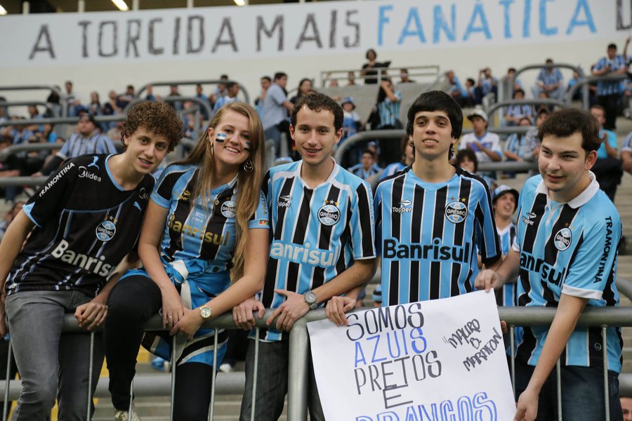 Geral do Grêmio ofendeu o rival Internacional no jogo contra o Bahia (Foto: Luis Mauro Queiroz) Geral do Grêmio ofendeu o rival Internacional no jogo contra o Bahia