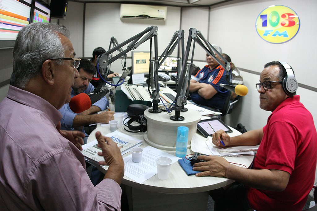 Governador Jackson Barreto, candidato à reeleição pelo PMDB, fez ontem uma grave acusação sobre compra de votos no Estado; ele disse que "há candidato comprando lideranças no interior, que deu uma parte do dinheiro, como entrada, mas está em processo de crise, e não está podendo pagar a segunda parte"; "Não tenho como provar, mas são os comentários que ouço", disse; ele ressaltou que esta "nunca" foi uma prática que tenha utilizado; "O voto é uma coisa sagrada e deve ser dado as pessoas que trabalham", defendeu (Foto: Valter Lima) Governador Jackson Barreto, candidato à reeleição pelo PMDB, fez ontem uma grave acusação sobre compra de votos no Estado; ele disse que "há candidato comprando lideranças no interior, que deu uma parte do dinheiro, como entrada, mas está em processo de crise, e não está podendo pagar a segunda parte"; "Não tenho como provar, mas são os comentários que ouço", disse; ele ressaltou que esta "nunca" foi uma prática que tenha utilizado; "O voto é uma coisa sagrada e deve ser dado as pessoas que trabalham", defendeu