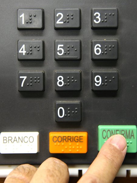 Para a votação no 1º turno das Eleições 2014, em 5 de outubro, cerca de 5,8 mil eleitores de outras unidades da federação deverão votar para presidente da República no Distrito Federal. Segundo dados do Tribunal Regional Eleitoral (TRE-DF), os mineiros são a maioria (17,3%), seguidos pelos paulistas (13,4%), cariocas (11,2%) e baianos (8,6%) (Foto: Leonardo Araújo) Para a votação no 1º turno das Eleições 2014, em 5 de outubro, cerca de 5,8 mil eleitores de outras unidades da federação deverão votar para presidente da República no Distrito Federal. Segundo dados do Tribunal Regional Eleitoral (TRE-DF), os mineiros são a maioria (17,3%), seguidos pelos paulistas (13,4%), cariocas (11,2%) e baianos (8,6%)
