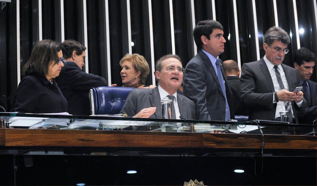 O presidente do Senado, Renan Calheiros (PMDB-AL), leu nesta terça (28), no plenário da Casa, o requerimento de criação da comissão parlamentar de inquérito que irá investigar as denúncias de corrupção no Conselho Administrativo de Recursos Federais (Carf), que é foco da operação Zelotes, da Polícia Federal; o requerimento recebeu 43 assinaturas de senadores, muito acima do mínimo necessário de 27 apoiamentos para ser instalada (Foto: Valter Lima) www.brasil247.com - O presidente do Senado, Renan Calheiros (PMDB-AL), leu nesta terça (28), no plenário da Casa, o requerimento de criação da comissão parlamentar de inquérito que irá investigar as denúncias de corrupção no Conselho Administrativo de Recursos Federais (Carf), que é foco da operação Zelotes, da Polícia Federal; o requerimento recebeu 43 assinaturas de senadores, muito acima do mínimo necessário de 27 apoiamentos para ser instalada