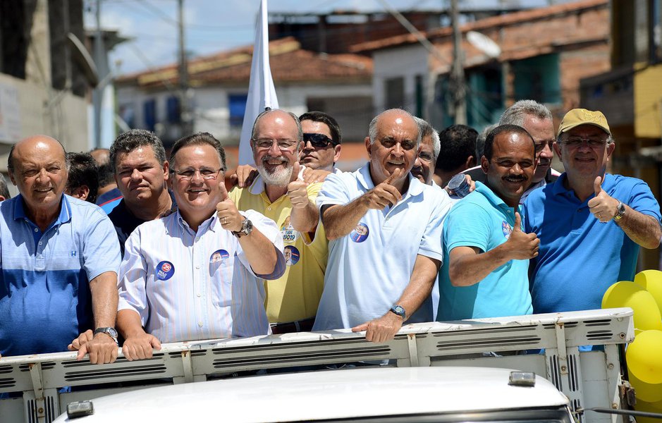 "O governo do PT faz tanta propaganda que é campeão de empregos e não faz o dever de casa, que é criar as condições para a atração das empresas, que são as verdadeiras geradoras dos empregos. É por isso que a Bahia caiu da 9ª para a 13ª posição do Ranking Nacional de Competitividade e o PIB baiano hoje é o oitavo do País, sendo superado por Santa Catarina e até o Distrito Federal. Mas a Bahia vai voltar a crescer a partir do ano que vem", disse o candidato do DEM em Camaçari neste domingo (Foto: Romulo Faro) "O governo do PT faz tanta propaganda que é campeão de empregos e não faz o dever de casa, que é criar as condições para a atração das empresas, que são as verdadeiras geradoras dos empregos. É por isso que a Bahia caiu da 9ª para a 13ª posição do Ranking Nacional de Competitividade e o PIB baiano hoje é o oitavo do País, sendo superado por Santa Catarina e até o Distrito Federal. Mas a Bahia vai voltar a crescer a partir do ano que vem", disse o candidato do DEM em Camaçari neste domingo