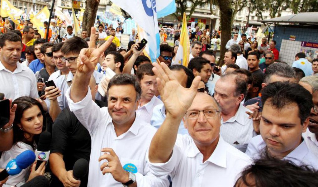 Candidato tentou cumprir agenda em Santos, litoral paulista, ao lado do governador Geraldo Alckmin (PSDB), mas foi cercado por humoristas dos programas da Band e depois interrompido várias vezes enquanto concedia entrevista coletiva; um empurra-empurra perseguiu o tucano até uma pastelaria próxima (Foto: Gisele Federicce) Candidato tentou cumprir agenda em Santos, litoral paulista, ao lado do governador Geraldo Alckmin (PSDB), mas foi cercado por humoristas dos programas da Band e depois interrompido várias vezes enquanto concedia entrevista coletiva; um empurra-empurra perseguiu o tucano até uma pastelaria próxima