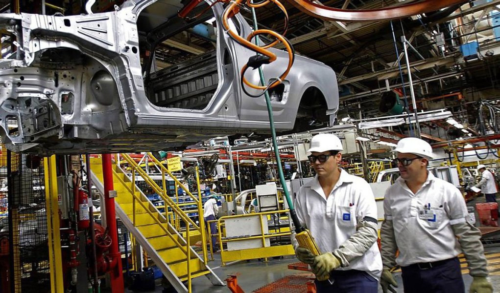 Analistas do mercado financeiro preveem retração da atividade econômica mais forte do que antes para este ano, de queda de 0,78% para recuo de 1%; foi elevada, ainda, a previsão da taxa básica de juros da economia, a Selic, de 13% que vinha se sustentando há semanas para 13,25% ao ano no final de 2015 (Foto: Gisele Federicce) Analistas do mercado financeiro preveem retração da atividade econômica mais forte do que antes para este ano, de queda de 0,78% para recuo de 1%; foi elevada, ainda, a previsão da taxa básica de juros da economia, a Selic, de 13% que vinha se sustentando há semanas para 13,25% ao ano no final de 2015