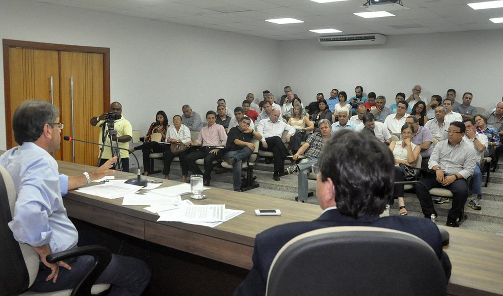 O candidato a governador Marcelo Miranda, da coligação "A experiência faz a mudança", participou nessa terça-feira, 9, de sabatina promovida pelo Sindicato dos Médicos do Tocantins (Simed), Conselho Regional de Medicina(CRM) e Associação Médica; Marcelo recebeu carta de reivindicações da categoria para melhoria da Saúde e das condições de trabalho e salarial dos médicos; "Tenham a certeza de que todas as sugestões e reivindicações justas e dentro da Lei serão atendidas, porque somos parceiros dos médicos e queremos uma mudança efetiva e definitiva para esse caos que vive a Saúde no nosso Estado", afirmou Miranda (Foto: Aquiles Lins) O candidato a governador Marcelo Miranda, da coligação "A experiência faz a mudança", participou nessa terça-feira, 9, de sabatina promovida pelo Sindicato dos Médicos do Tocantins (Simed), Conselho Regional de Medicina(CRM) e Associação Médica; Marcelo recebeu carta de reivindicações da categoria para melhoria da Saúde e das condições de trabalho e salarial dos médicos; "Tenham a certeza de que todas as sugestões e reivindicações justas e dentro da Lei serão atendidas, porque somos parceiros dos médicos e queremos uma mudança efetiva e definitiva para esse caos que vive a Saúde no nosso Estado", afirmou Miranda