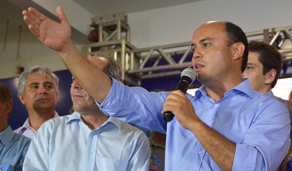 Durante reunião em Palmeirópolis, na noite dessa segunda-feira, 9, o governador Sandoval Cardoso, candidato à reeleição pela coligação "A mudança que a gente vê", afirmou que não permite o pagamento de obras sem que elas estejam concluídas; Sandoval se referiu à enxurrada de ações do Ministério Público Estadual contra o ex-governador Marcelo Miranda, candidato ao Governo da coligação "A experiência faz a mudança", por pagamentos do contrato 403/98; "No meu Governo a obra só é paga quando fica pronta. Ao contrário do que aconteceu no governo do meu adversário, que já pagou pontes e estradas duas vezes e não entregou o benefício para o povo. Onde foi parar esse dinheiro?", questionou (Foto: Aquiles Lins) Durante reunião em Palmeirópolis, na noite dessa segunda-feira, 9, o governador Sandoval Cardoso, candidato à reeleição pela coligação "A mudança que a gente vê", afirmou que não permite o pagamento de obras sem que elas estejam concluídas; Sandoval se referiu à enxurrada de ações do Ministério Público Estadual contra o ex-governador Marcelo Miranda, candidato ao Governo da coligação "A experiência faz a mudança", por pagamentos do contrato 403/98; "No meu Governo a obra só é paga quando fica pronta. Ao contrário do que aconteceu no governo do meu adversário, que já pagou pontes e estradas duas vezes e não entregou o benefício para o povo. Onde foi parar esse dinheiro?", questionou