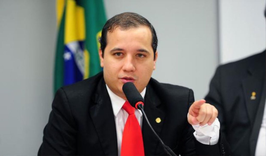 Em pronunciamento nesta quarta-feira (6), na Tribuna da Câmara dos Deputados, Valadares Filho (PSB) fez duras críticas às mudanças feitas nas regras de utilização do Fundo de Financiamento Estudantil (FIES) feitas pelo Ministério da Educação sem prestar esclarecimentos para a sociedade; “Não há nada mais desestimulante do que ter o seu projeto de realização pessoal interrompido. Não sabemos quantos, mas muitos desses estudantes que não conseguiram o financiamento vão abandonar os seus cursos. Eles não têm condições de pagar as mensalidades”, disse (Foto: Valter Lima) Em pronunciamento nesta quarta-feira (6), na Tribuna da Câmara dos Deputados, Valadares Filho (PSB) fez duras críticas às mudanças feitas nas regras de utilização do Fundo de Financiamento Estudantil (FIES) feitas pelo Ministério da Educação sem prestar esclarecimentos para a sociedade; “Não há nada mais desestimulante do que ter o seu projeto de realização pessoal interrompido. Não sabemos quantos, mas muitos desses estudantes que não conseguiram o financiamento vão abandonar os seus cursos. Eles não têm condições de pagar as mensalidades”, disse