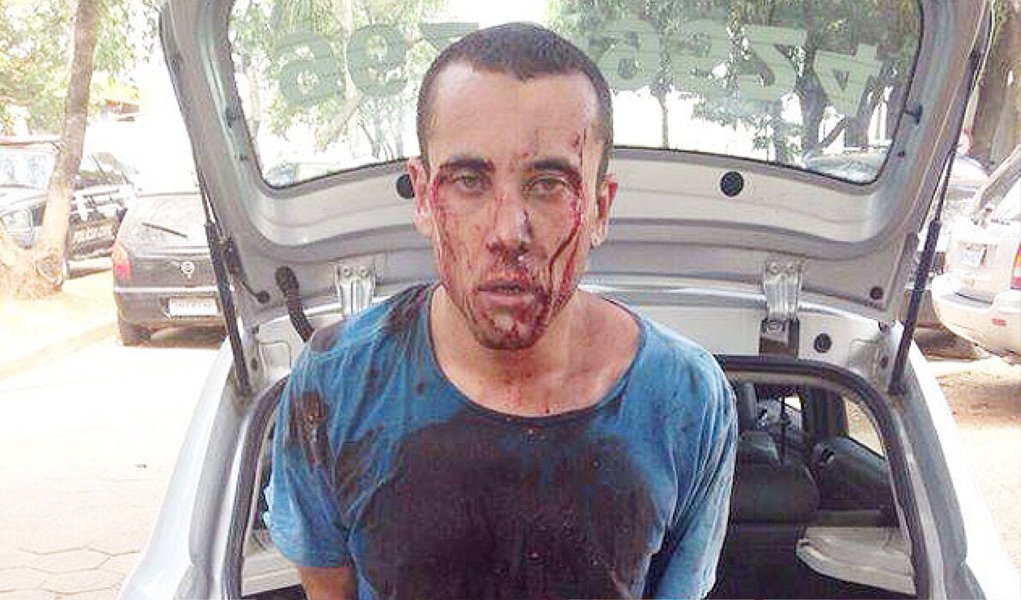 Carlos Eduardo Sundfeld Nunes, 28, o Cadu, assassino confesso do cartunista Glauco Vilas Boas e do filho dele, Raoni Vilas Boas, em 2010, foi preso nesta segunda-feira, 1º, em Goiânia; Cadu é suspeito de envolvimento em um latrocínio e uma tentativa de latrocínio; ele tentou resistir à prisão, avançou com um carro, bateu em muro e continou a fuga à pé, até que foi preso pela polícia; desde 2013 fora da clínica psiquiátrica onde se tratava de esquizofrenia, Cadu foi preso dirigindo um carro roubado (Foto: Aquiles Lins) Carlos Eduardo Sundfeld Nunes, 28, o Cadu, assassino confesso do cartunista Glauco Vilas Boas e do filho dele, Raoni Vilas Boas, em 2010, foi preso nesta segunda-feira, 1º, em Goiânia; Cadu é suspeito de envolvimento em um latrocínio e uma tentativa de latrocínio; ele tentou resistir à prisão, avançou com um carro, bateu em muro e continou a fuga à pé, até que foi preso pela polícia; desde 2013 fora da clínica psiquiátrica onde se tratava de esquizofrenia, Cadu foi preso dirigindo um carro roubado