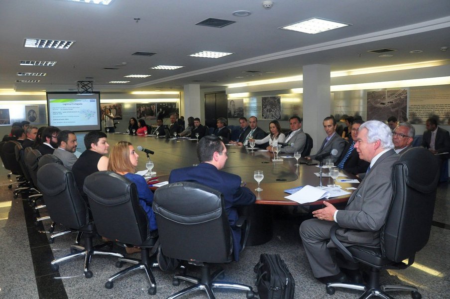 Representantes de nove empresas da região espanhola da Catalunha confirmaram, durante visita oficial a Goiás, que pretendem investir no Estado nas áreas de infraestrutura, logística e meio ambiente; secretário de Indústria e Comércio, William O’Dwyer, que recebeu a delegação, estimou que as empresas catalãs podem somar um investimento de US$ 150 milhões a médio prazo, principalmente, na área de logística e infraestrutura; “As negociações com a Catalunha estão em estágio avançado. Acreditamos em investimentos, principalmente na área de infraestrutura em Goiás” (Foto: José Barbacena) Representantes de nove empresas da região espanhola da Catalunha confirmaram, durante visita oficial a Goiás, que pretendem investir no Estado nas áreas de infraestrutura, logística e meio ambiente; secretário de Indústria e Comércio, William O’Dwyer, que recebeu a delegação, estimou que as empresas catalãs podem somar um investimento de US$ 150 milhões a médio prazo, principalmente, na área de logística e infraestrutura; “As negociações com a Catalunha estão em estágio avançado. Acreditamos em investimentos, principalmente na área de infraestrutura em Goiás”