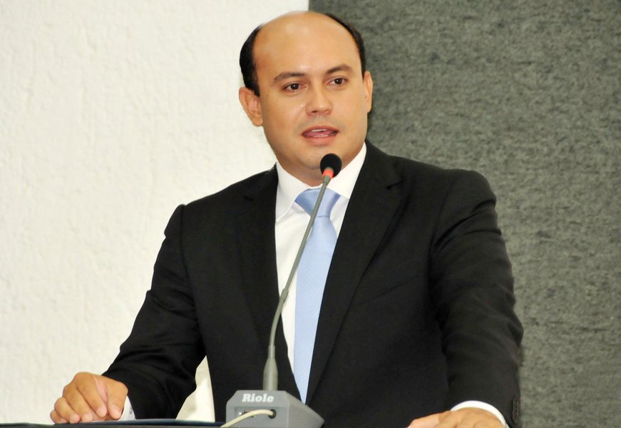 O governador de Tocantins e candidato à reeleição, Sandoval Cardoso (foto), recebeu apoio do prefeito de Rio da Conceição, Astrogildo Filho (PMDB), declarou apoio ao governador de Tocantins e candidato à reeleição, Sandoval Cardoso (foto); "Decidi apoiar Sandoval Cardoso, porque estou pensando no desenvolvimento do município e no bem da população", justificou o prefeito
(Foto: Leonardo Lucena) O governador de Tocantins e candidato à reeleição, Sandoval Cardoso (foto), recebeu apoio do prefeito de Rio da Conceição, Astrogildo Filho (PMDB), declarou apoio ao governador de Tocantins e candidato à reeleição, Sandoval Cardoso (foto); "Decidi apoiar Sandoval Cardoso, porque estou pensando no desenvolvimento do município e no bem da população", justificou o prefeito
