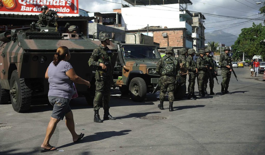 O processo de transição da PM do Rio de Janeiro, que substitui a Força de Pacificação no patrulhamento do conjunto de favelas da Maré, na zona norte da capital fluminense, começou na primeira hora desta quarta-feira (1º); a medida integra o planejamento da Secretaria de Estado de Segurança Pública (Seseg) para pacificar o local composto por 16 comunidades (Foto: Leonardo Lucena) O processo de transição da PM do Rio de Janeiro, que substitui a Força de Pacificação no patrulhamento do conjunto de favelas da Maré, na zona norte da capital fluminense, começou na primeira hora desta quarta-feira (1º); a medida integra o planejamento da Secretaria de Estado de Segurança Pública (Seseg) para pacificar o local composto por 16 comunidades