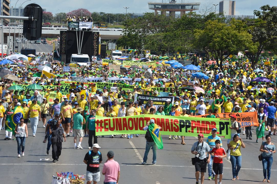 Protestos contra a corrupção deste domingo têm adesão menor do que no dia 15 de março; em Brasília, público foi de pouco mais de 7 mil pessoas, segundo dados da Polícia Militar, embora os organizadores falem em 40 mil; no protesto passado, números oficiais foram de 80 mil pessoas; entre os manifestantes, havia quem pedisse a volta do regime militar; em outras cidades brasileiras, quantidade de manifestantes também é bem menor do que em 15 de março (Foto: Leonardo Attuch) Protestos contra a corrupção deste domingo têm adesão menor do que no dia 15 de março; em Brasília, público foi de pouco mais de 7 mil pessoas, segundo dados da Polícia Militar, embora os organizadores falem em 40 mil; no protesto passado, números oficiais foram de 80 mil pessoas; entre os manifestantes, havia quem pedisse a volta do regime militar; em outras cidades brasileiras, quantidade de manifestantes também é bem menor do que em 15 de março