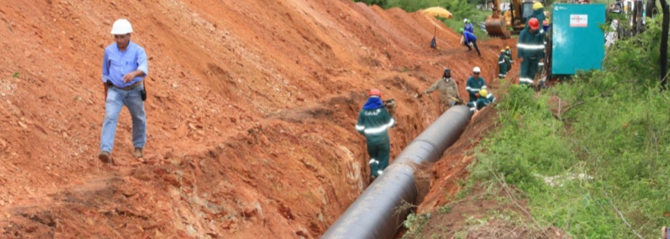 O Ministério da Integração Nacional realizou, no último dia 29, novo repasse no valor de R$ 40 milhões ao Governo do Estado de Pernambuco para a construção da Adutora do Agreste. Somente em agosto foram repassados R$ 65 milhões, totalizando R$ 99,5 milhões até o momento, neste ano; no total,foram disponibilizados pela Integração Nacional R$ 367 milhões, ou seja, cerca de 30% do orçamento federal para o empreendimento que estiver concluído irá atender cerca de 2 milhões de habitantes em 68 municípios do Agreste de Pernambuco (Foto: Paulo Emílio) O Ministério da Integração Nacional realizou, no último dia 29, novo repasse no valor de R$ 40 milhões ao Governo do Estado de Pernambuco para a construção da Adutora do Agreste. Somente em agosto foram repassados R$ 65 milhões, totalizando R$ 99,5 milhões até o momento, neste ano; no total,foram disponibilizados pela Integração Nacional R$ 367 milhões, ou seja, cerca de 30% do orçamento federal para o empreendimento que estiver concluído irá atender cerca de 2 milhões de habitantes em 68 municípios do Agreste de Pernambuco