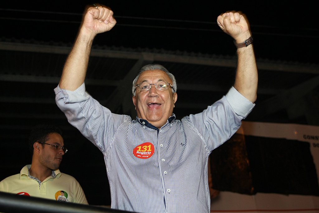 Entre eleitores do sexo masculino, segmento em que atinge seu maior índice, o governador Jackson Barreto (PMDB) cresceu 12 pontos percentuais e atingiu 46% das intenções de voto; ele cresceu ainda 15 pontos percentuais entre quem tem 16 e 24 anos; subiu 15 pontos entre os que apresentam renda familiar de até 1 salário mínimo (de 30% para 43%) e elevou também seus índices entre aqueles com ensino superior (de 25% para 41%) (Foto: Valter Lima) Entre eleitores do sexo masculino, segmento em que atinge seu maior índice, o governador Jackson Barreto (PMDB) cresceu 12 pontos percentuais e atingiu 46% das intenções de voto; ele cresceu ainda 15 pontos percentuais entre quem tem 16 e 24 anos; subiu 15 pontos entre os que apresentam renda familiar de até 1 salário mínimo (de 30% para 43%) e elevou também seus índices entre aqueles com ensino superior (de 25% para 41%)