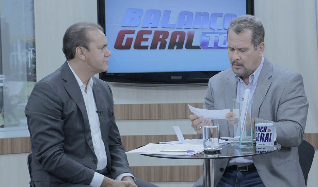 Durante entrevista ao programa Balanço Geral da TV Record, nessa quinta-feira, 4, o candidato ao governo pela Coligação "Reage Tocantins", senador Ataídes Oliveira, chamou a atenção da população para a importância do atual momento, e pediu o "voto consciente" do eleitor; "Peço que todos analisem carinhosamente nossa história de vida e não percam a esperança. Tudo que está aí, essa instabilidade financeira, a crise na saúde, é através do voto que podemos mudar. Cada um de nós tem o poder na mão, que é o voto", enfatizou; sexta-feira, 5, o candidato continua na região sudeste, passando pelas cidades de Taguatinga, Aurora, Lavandeira, Combinado, Novo Alegre e Arraias (Foto: Aquiles Lins) Durante entrevista ao programa Balanço Geral da TV Record, nessa quinta-feira, 4, o candidato ao governo pela Coligação "Reage Tocantins", senador Ataídes Oliveira, chamou a atenção da população para a importância do atual momento, e pediu o "voto consciente" do eleitor; "Peço que todos analisem carinhosamente nossa história de vida e não percam a esperança. Tudo que está aí, essa instabilidade financeira, a crise na saúde, é através do voto que podemos mudar. Cada um de nós tem o poder na mão, que é o voto", enfatizou; sexta-feira, 5, o candidato continua na região sudeste, passando pelas cidades de Taguatinga, Aurora, Lavandeira, Combinado, Novo Alegre e Arraias