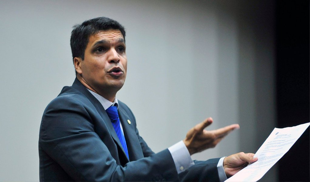 A Executiva Nacional do PSOL suspendeu o deputado Cabo Daciolo (PSOL-RJ) retirando o direito de representar a legenda e de participar de quaisquer aparições públicas em nome do partido; a decisão da executiva foi baseada no posicionamento do deputado Cabo Daciolo de apresentar uma Proposta de Emenda à Constituição desfazendo a garantia da laicidade do Estado Brasileiro; outro motivo que levou a suspensão do deputado Cabo Daciolo foi a posição que ele adotou ao defender os policiais acusados pela morte do cidadão Amarildo, no Rio de Janeiro (Foto: Leonardo Attuch) A Executiva Nacional do PSOL suspendeu o deputado Cabo Daciolo (PSOL-RJ) retirando o direito de representar a legenda e de participar de quaisquer aparições públicas em nome do partido; a decisão da executiva foi baseada no posicionamento do deputado Cabo Daciolo de apresentar uma Proposta de Emenda à Constituição desfazendo a garantia da laicidade do Estado Brasileiro; outro motivo que levou a suspensão do deputado Cabo Daciolo foi a posição que ele adotou ao defender os policiais acusados pela morte do cidadão Amarildo, no Rio de Janeiro