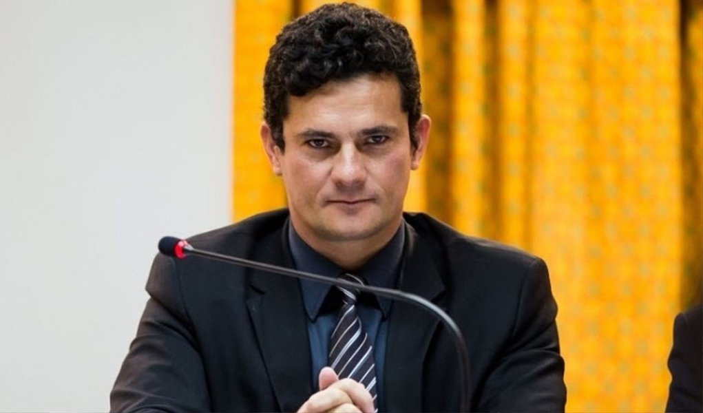 O juiz federal Sérgio Moro, responsável pelas investigações da Operação Lava Jato, pediu nesta terça (3) ajuda da Coreia do Sul, Holanda, Ilhas Cayman e do Japão para ouvir cinco testemunhas indicadas pela defesa de Fernando Soares, o Fernando Baiano; Moro quer que as autoridades promovam a audição e colheita de depoimento das testemunhas, de acordo com convenção contra a corrupção adotada pela ONU (Foto: Valter Lima) O juiz federal Sérgio Moro, responsável pelas investigações da Operação Lava Jato, pediu nesta terça (3) ajuda da Coreia do Sul, Holanda, Ilhas Cayman e do Japão para ouvir cinco testemunhas indicadas pela defesa de Fernando Soares, o Fernando Baiano; Moro quer que as autoridades promovam a audição e colheita de depoimento das testemunhas, de acordo com convenção contra a corrupção adotada pela ONU