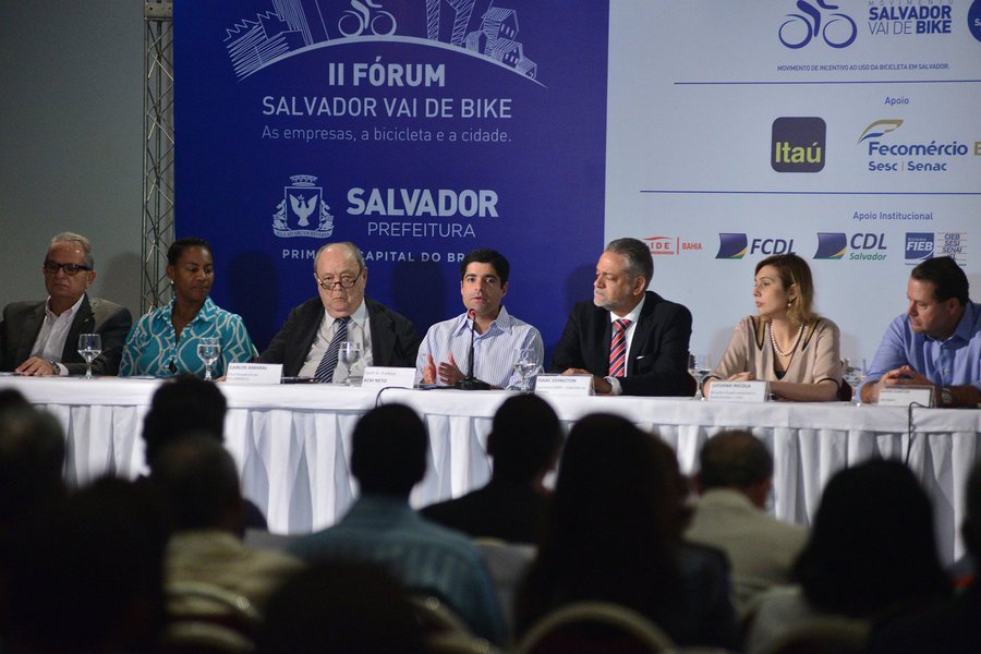 Empresários e representantes da Prefeitura de Salvador estiveram presentes ao II Fórum Salvador Vai de Bike, realizado nesta sexta-feira, na Casa do Comércio; promovido pelo 'Movimento Salvador Vai de Bike', evento teve como tema 'As empresas, a bicicleta e a cidade'; "O uso da bicicleta já é utilizado como uma das soluções para a mobilidade urbana nas principais cidades do mundo. A bike dialoga com o trânsito, com a saúde e com as relações humanas, que são fortalecidas com essa prática", disse o prefeito ACM Neto (Foto: Romulo Faro) Empresários e representantes da Prefeitura de Salvador estiveram presentes ao II Fórum Salvador Vai de Bike, realizado nesta sexta-feira, na Casa do Comércio; promovido pelo 'Movimento Salvador Vai de Bike', evento teve como tema 'As empresas, a bicicleta e a cidade'; "O uso da bicicleta já é utilizado como uma das soluções para a mobilidade urbana nas principais cidades do mundo. A bike dialoga com o trânsito, com a saúde e com as relações humanas, que são fortalecidas com essa prática", disse o prefeito ACM Neto