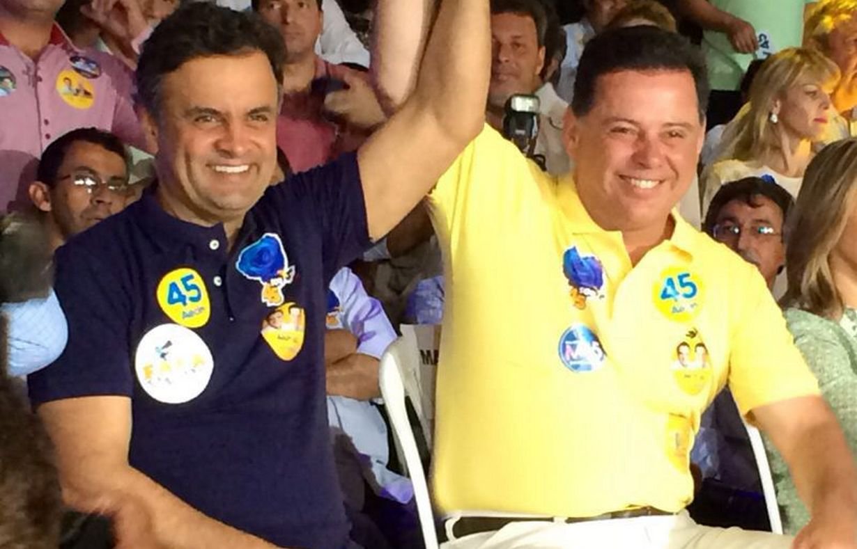 Governador goiano fez alusão ao crescimento da candidata do PSB à presidência, a chamada de "onda Marina", durante ato político em Goiânia com Aécio Neves; Marconi defendeu o nome do tucano para o Planalto; "Não podemos apostar na inexperiência e no escuro. Não vamos nessa história de onda e continuidade. As ondas chegam e as ondas vão. Tenho certeza que Aécio vai para o segundo turno. Aécio é disparadamente o melhor quadro da nossa geração", disse Marconi (Foto: José Barbacena) Governador goiano fez alusão ao crescimento da candidata do PSB à presidência, a chamada de "onda Marina", durante ato político em Goiânia com Aécio Neves; Marconi defendeu o nome do tucano para o Planalto; "Não podemos apostar na inexperiência e no escuro. Não vamos nessa história de onda e continuidade. As ondas chegam e as ondas vão. Tenho certeza que Aécio vai para o segundo turno. Aécio é disparadamente o melhor quadro da nossa geração", disse Marconi