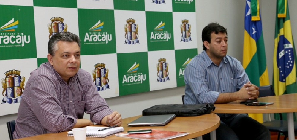 O secretário da Saúde de Aracaju, Luciano Paz, já apresentou ao Ministério Público Estadual o relatório sobre mais de 600 equipamentos encontrados abandonados no almoxarifado da pasta, entre eles um mamógrafo, que nunca foi utilizado; todo o material localizado custou mais de R$ 1 milhão; a intenção do gestor ao levar o problema ao MP é estimular a abertura de um processo para investigar responsabilidades; nesta quinta (27), Paz estará na Câmara de Vereadores para apresentar o mesmo relatório e responder a questionamentos dos parlamentares (Foto: Valter Lima) O secretário da Saúde de Aracaju, Luciano Paz, já apresentou ao Ministério Público Estadual o relatório sobre mais de 600 equipamentos encontrados abandonados no almoxarifado da pasta, entre eles um mamógrafo, que nunca foi utilizado; todo o material localizado custou mais de R$ 1 milhão; a intenção do gestor ao levar o problema ao MP é estimular a abertura de um processo para investigar responsabilidades; nesta quinta (27), Paz estará na Câmara de Vereadores para apresentar o mesmo relatório e responder a questionamentos dos parlamentares