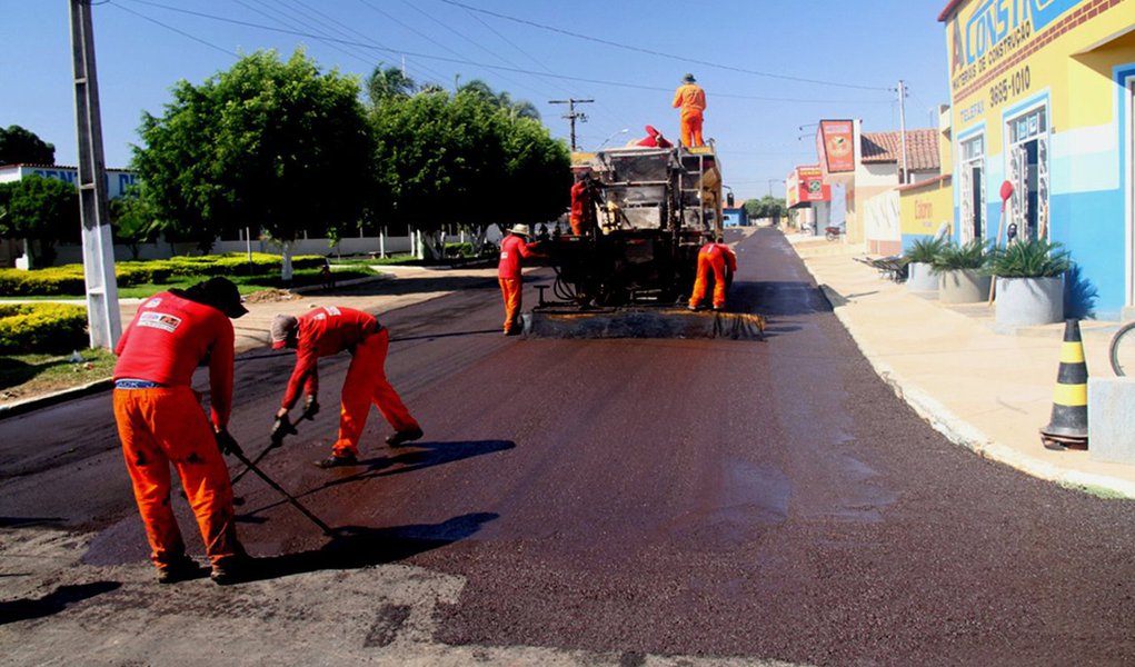 Através do programa Pró-Município, o governo do Estado está recuperando mais de 800 mil m² de asfalto em ruas e avenidas dos municípios da região Sudeste; trabalho já está concluído em várias cidades, como Arraias, Ponta Alta do Bom Jesus, Taguatinga, Natividade e Dianópolis, e está em andamento em outras, a exemplo de Combinado, Almas, Conceição do Tocantins e Paranã; atualmente, a recuperação já foi concluída em 24 cidades, com mais de 3 milhões de m² de novo pavimento (Foto: Aquiles Lins) Através do programa Pró-Município, o governo do Estado está recuperando mais de 800 mil m² de asfalto em ruas e avenidas dos municípios da região Sudeste; trabalho já está concluído em várias cidades, como Arraias, Ponta Alta do Bom Jesus, Taguatinga, Natividade e Dianópolis, e está em andamento em outras, a exemplo de Combinado, Almas, Conceição do Tocantins e Paranã; atualmente, a recuperação já foi concluída em 24 cidades, com mais de 3 milhões de m² de novo pavimento
