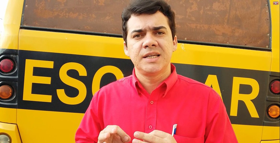 Após a vistoria realizada por cinco vereadores na secretaria de Saúde do município, que culminou com o afastamento da titular da pasta, Selene Bandeira, os representantes da Câmara Municipal devem averiguar denúncias sobre irregularidades também na secretária de Educação. Segundo o vereador Higo Carlos, as denúncias na pasta são sobre falhas na compra e distribuição da merenda escolar, de livros e carteiras escolares (Foto: Renata Paiva) Após a vistoria realizada por cinco vereadores na secretaria de Saúde do município, que culminou com o afastamento da titular da pasta, Selene Bandeira, os representantes da Câmara Municipal devem averiguar denúncias sobre irregularidades também na secretária de Educação. Segundo o vereador Higo Carlos, as denúncias na pasta são sobre falhas na compra e distribuição da merenda escolar, de livros e carteiras escolares