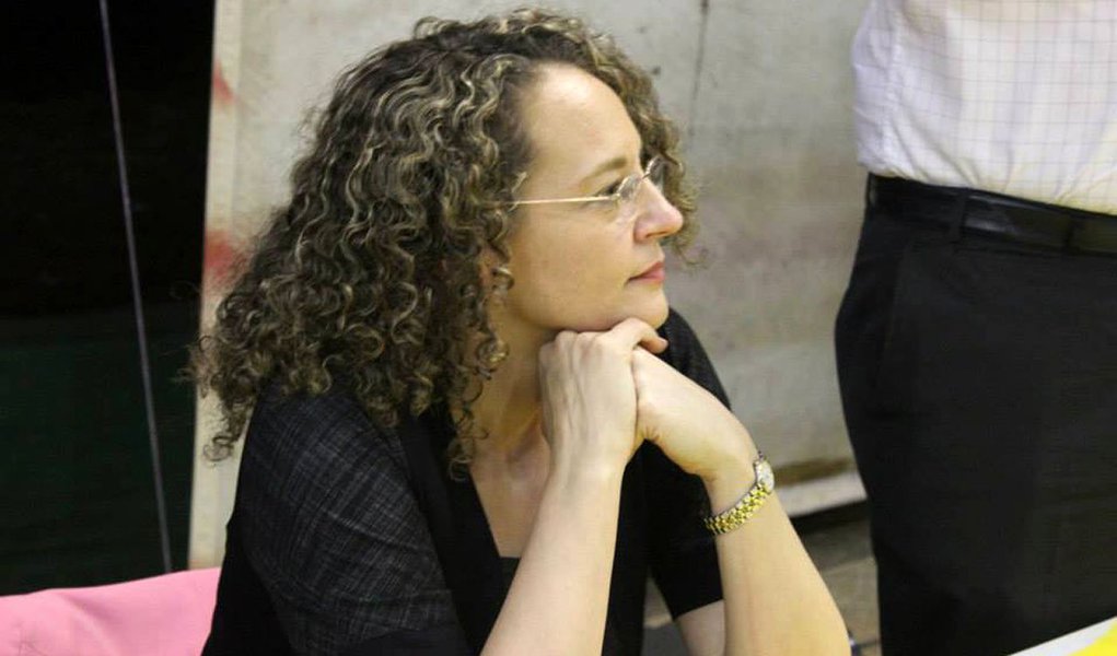 A presidenciável pelo PSOL, Luciana Genro (RS), voltou a criticar duramente a sua adversária Marina Silva (PSB) ao dizer que a ex-senadora "se rendeu aos agronegócio ao defender os transgênicos e aos banqueiros ao defender a autonomia do Banco Central"; "Ele cedeu aos setores mais reacionários da política nacional e jogou no lixo o seu programa LGBT e a luta contra a homofobia 24 horas após quatro twittes do pastor Silas Malafaia", disparou Luciana (Foto: Leonardo Lucena) A presidenciável pelo PSOL, Luciana Genro (RS), voltou a criticar duramente a sua adversária Marina Silva (PSB) ao dizer que a ex-senadora "se rendeu aos agronegócio ao defender os transgênicos e aos banqueiros ao defender a autonomia do Banco Central"; "Ele cedeu aos setores mais reacionários da política nacional e jogou no lixo o seu programa LGBT e a luta contra a homofobia 24 horas após quatro twittes do pastor Silas Malafaia", disparou Luciana
