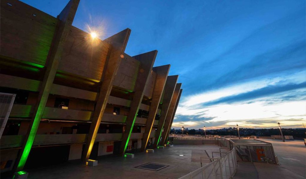 O Mineirão recebeu o prêmio ouro do Selo BH Sustentável 2014, promovido pela Prefeitura de Belo Horizonte (PBH) para reduzir o impacto socioambiental decorrente da Copa do Mundo; o prêmio foi conquistado após serem apresentadas ações para a economia de recursos em três aspectos: água, energia e resíduos; na arena, a reutilização da água coletada da chuva garante a redução de 40% no consumo; a Usina Solar Fotovoltaica instalada na cobertura produz o equivalente ao consumo de 1.200 residências e corresponde a 39% da demanda do estádio; e a coleta, separação e reciclagem de resíduos em dias de jogos e eventos fazem com que 78% dos resíduos deixem de ser destinados para os aterros sanitários (Foto: Leonardo Lucena) O Mineirão recebeu o prêmio ouro do Selo BH Sustentável 2014, promovido pela Prefeitura de Belo Horizonte (PBH) para reduzir o impacto socioambiental decorrente da Copa do Mundo; o prêmio foi conquistado após serem apresentadas ações para a economia de recursos em três aspectos: água, energia e resíduos; na arena, a reutilização da água coletada da chuva garante a redução de 40% no consumo; a Usina Solar Fotovoltaica instalada na cobertura produz o equivalente ao consumo de 1.200 residências e corresponde a 39% da demanda do estádio; e a coleta, separação e reciclagem de resíduos em dias de jogos e eventos fazem com que 78% dos resíduos deixem de ser destinados para os aterros sanitários