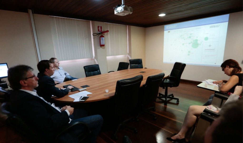Dados divulgados pela FEE em parceira com o IBGE mostra que as cidades de Muçum (50,9%), Camargo (45,3%), Canudos do Vale (44,4%), Poço das Antas (43,3%) e Tabaí (43,2%) foram as que apresentaram maiores crescimento relativo do PIB no RS, em 2012; levantamento aponta, ainda, que 30% dos municípios do Rio Grande do Sul apresentam PIB per capita superiores ao nacional; o Rio Grande do Sul tem seis municípios no ranking das cem cidades com maior participação do PIB no Brasil
(Foto: Leonardo Lucena) Dados divulgados pela FEE em parceira com o IBGE mostra que as cidades de Muçum (50,9%), Camargo (45,3%), Canudos do Vale (44,4%), Poço das Antas (43,3%) e Tabaí (43,2%) foram as que apresentaram maiores crescimento relativo do PIB no RS, em 2012; levantamento aponta, ainda, que 30% dos municípios do Rio Grande do Sul apresentam PIB per capita superiores ao nacional; o Rio Grande do Sul tem seis municípios no ranking das cem cidades com maior participação do PIB no Brasil
